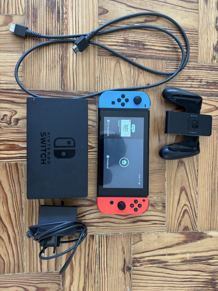 Nintendo switch com 2 Joy-Cons cabos e comando. Trm a caixa original.