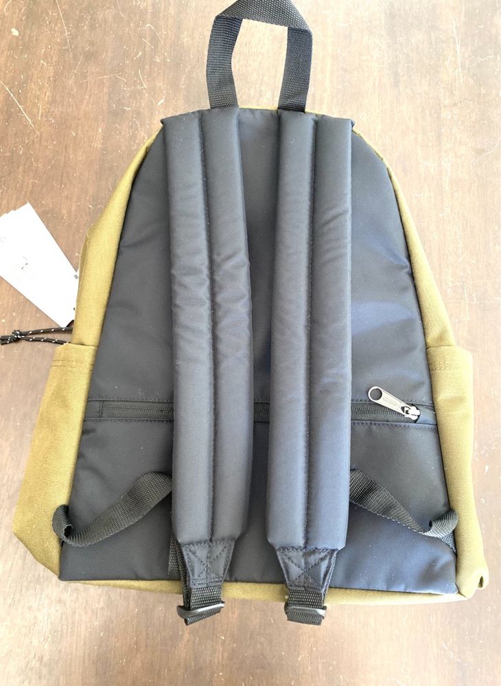 Eastpak Olive nova com etiqueta