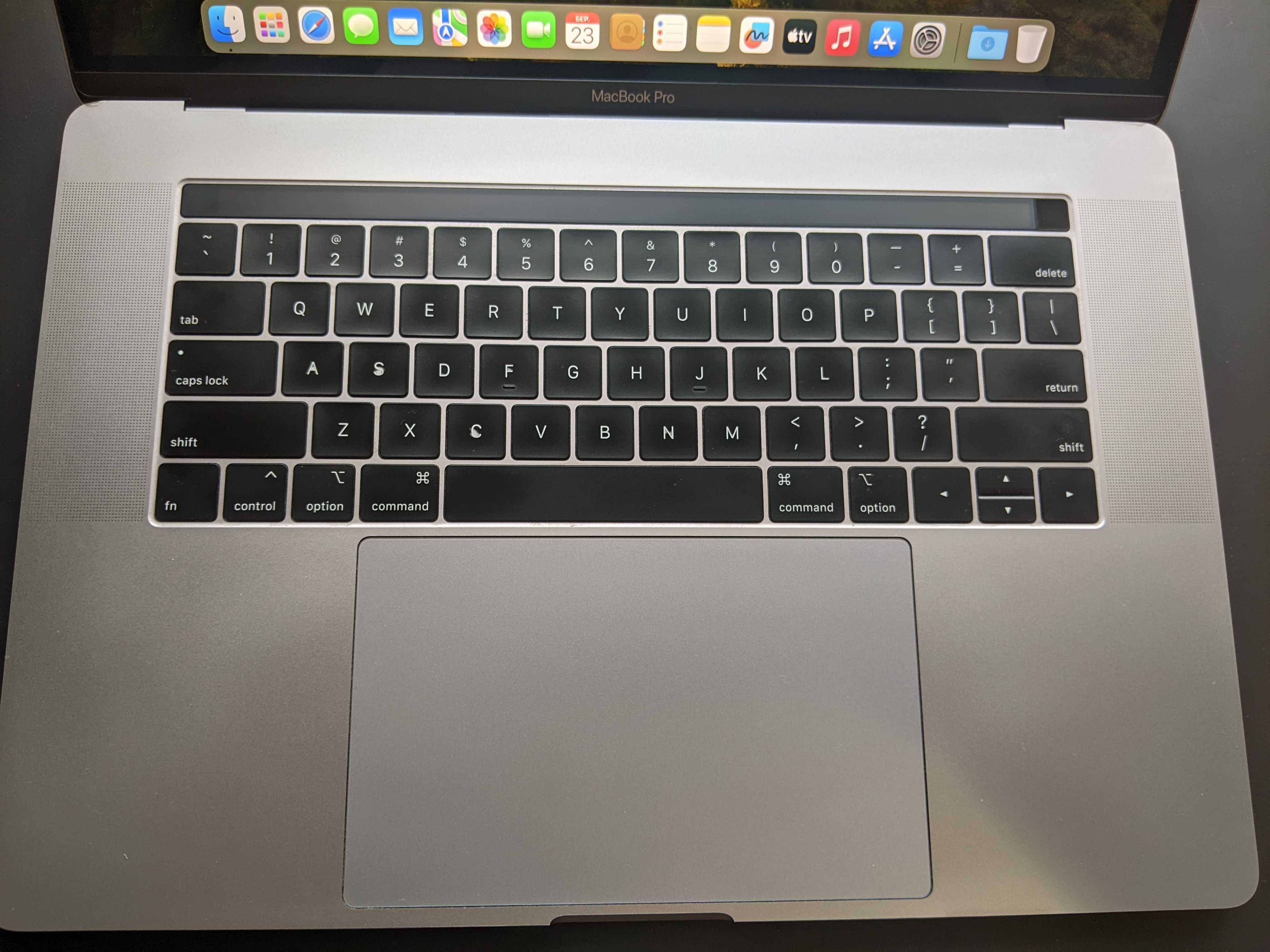 Apple MacBook Pro 15", 2018,  16 Гб 2,2 GHz Intel Core i7 Space Grey