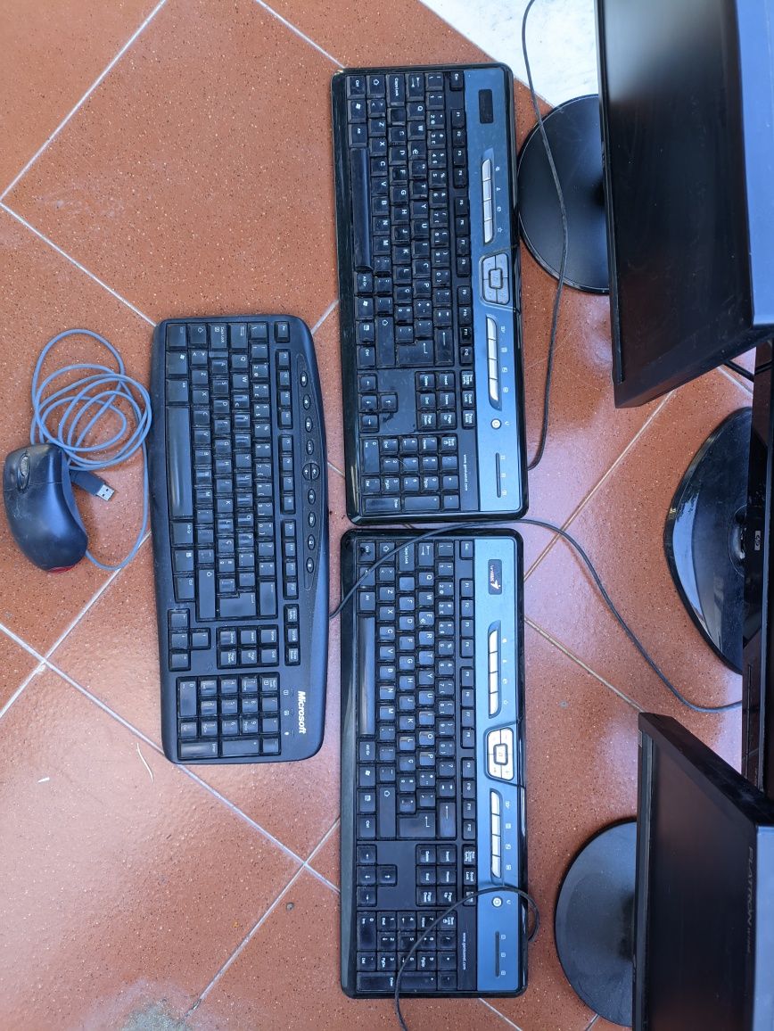 3 monitores com teclados e rato