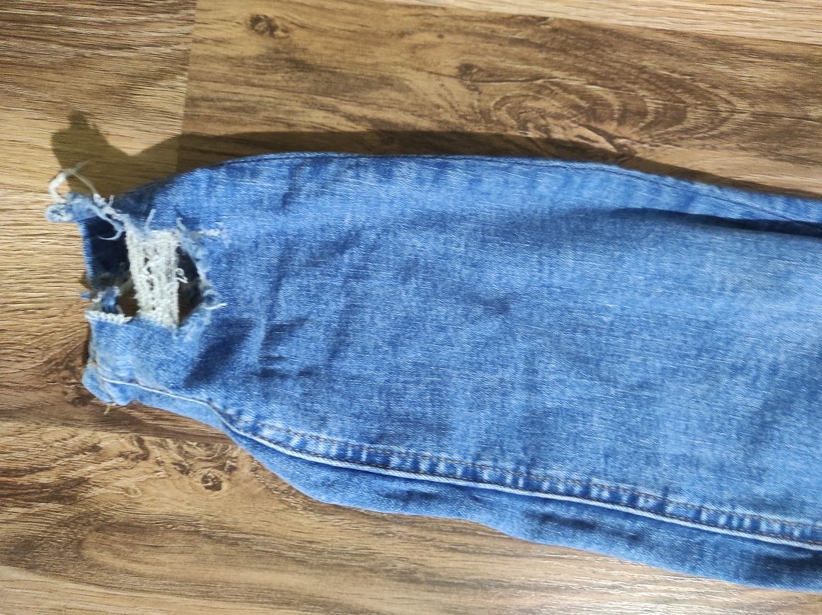 Stylowe jeansy z przetarciami 44