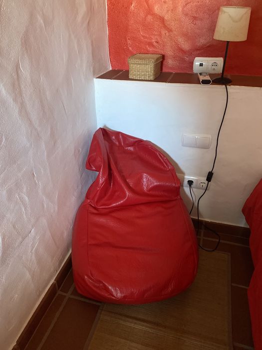 Puff vermelho em formato sofá