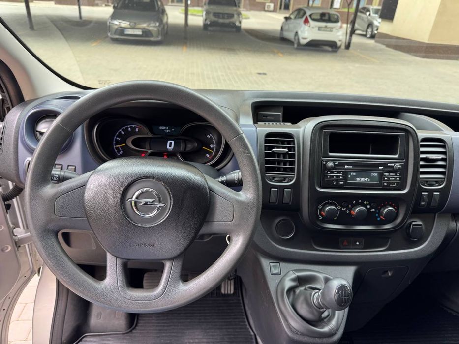 Продам Opel Vivaro Груз-пас 2015 року.