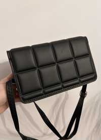 Piękna czarna pikowana torebka na ramię