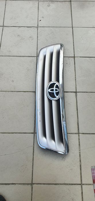 Решётка tayota avensis verso t22
