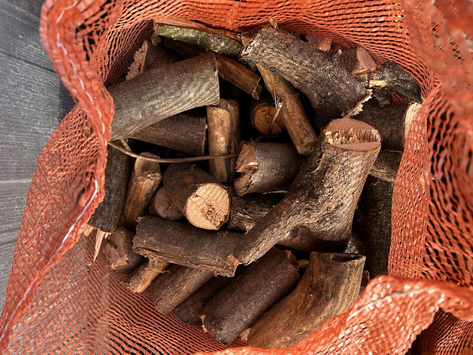 Drewno na opał, suche, gruba zrębka, brykiet