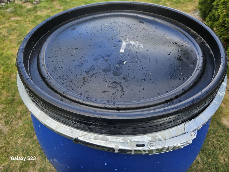 Beczka plastikowa 200 litrów z obejmą