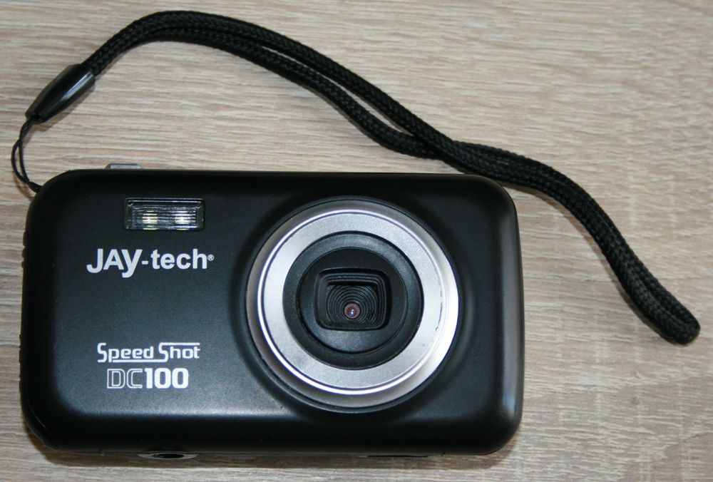 mały kompaktowy aparat cyfrowy firmy JAY-TECH model DC100
