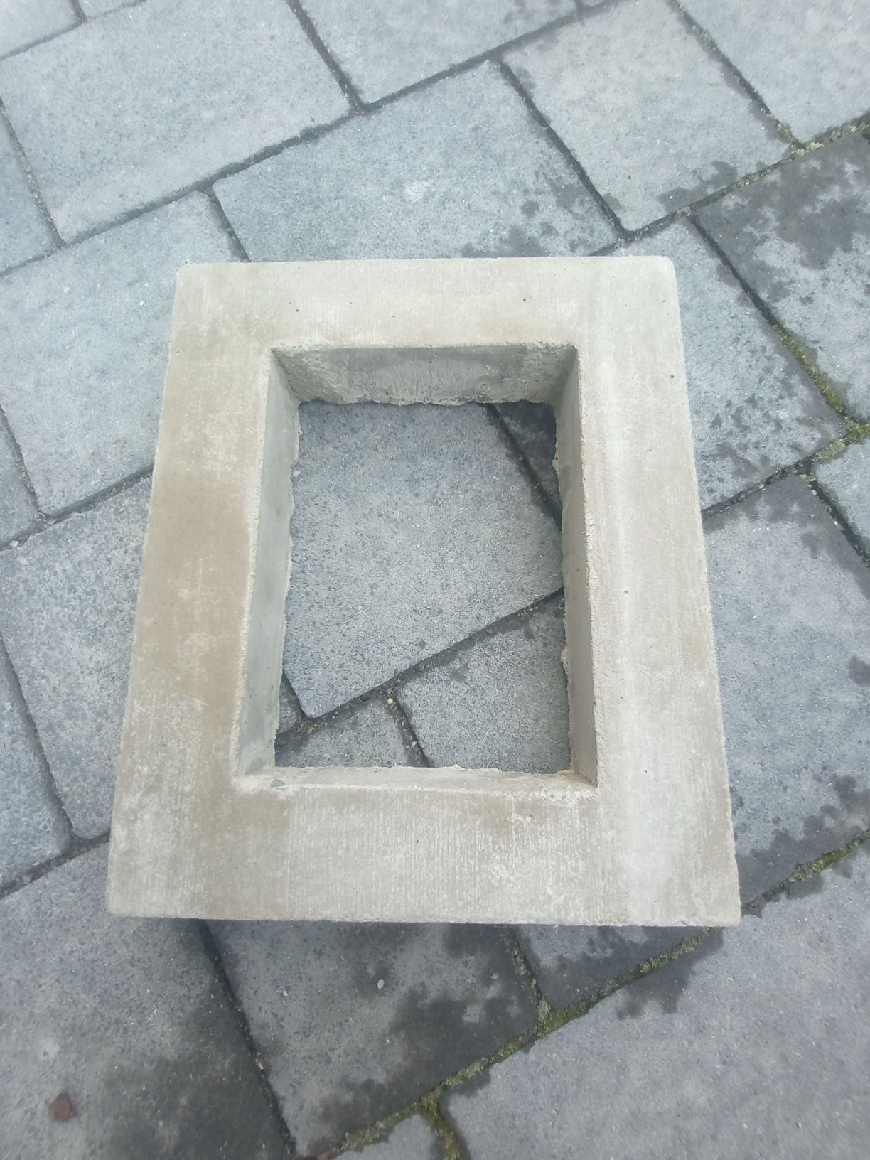 Lampa ogrodowa betonowa słupek oświetleniowy