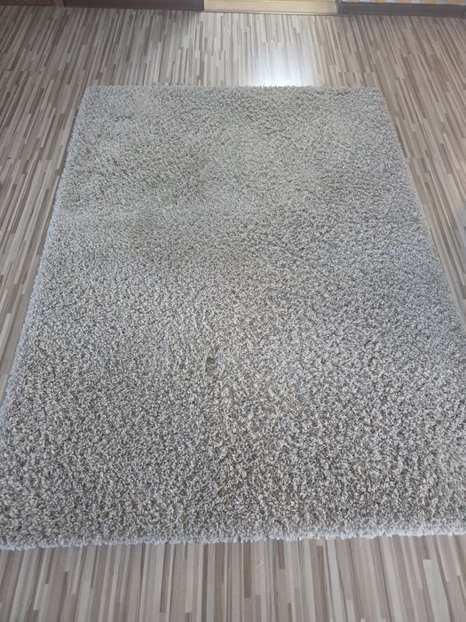 Dywan w kolorze bezowym