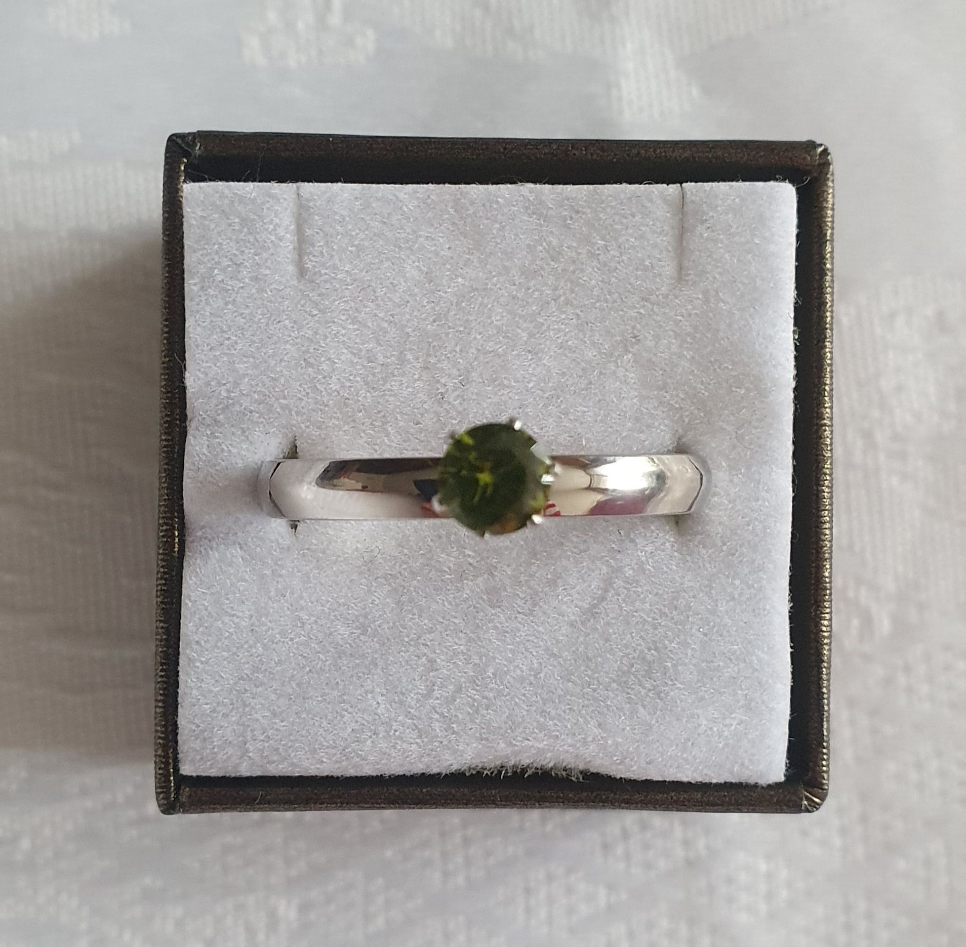 Piękny pierścionek w kolorze srebra z zielonym oczkiem 20