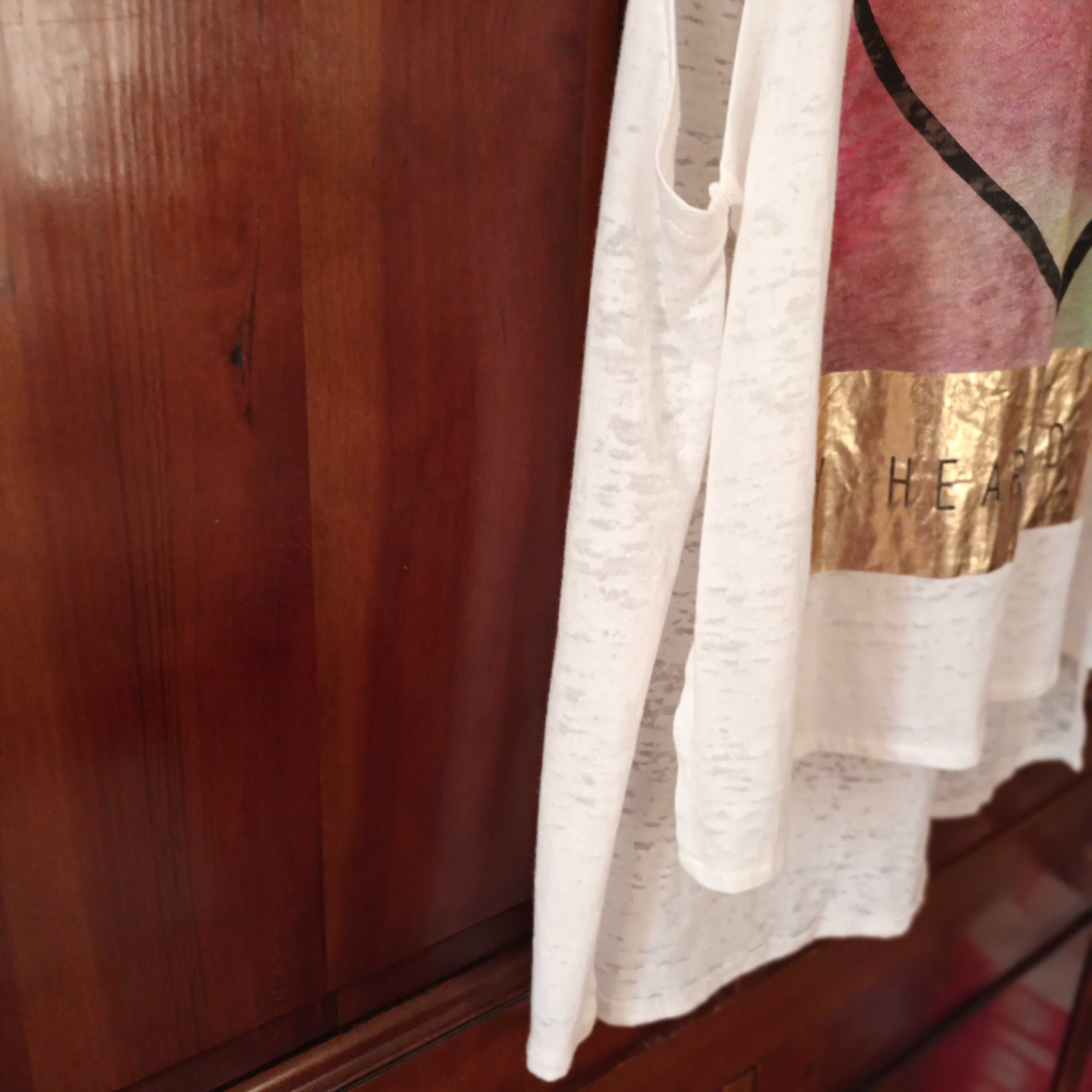 T-shirt com aberturas laterais