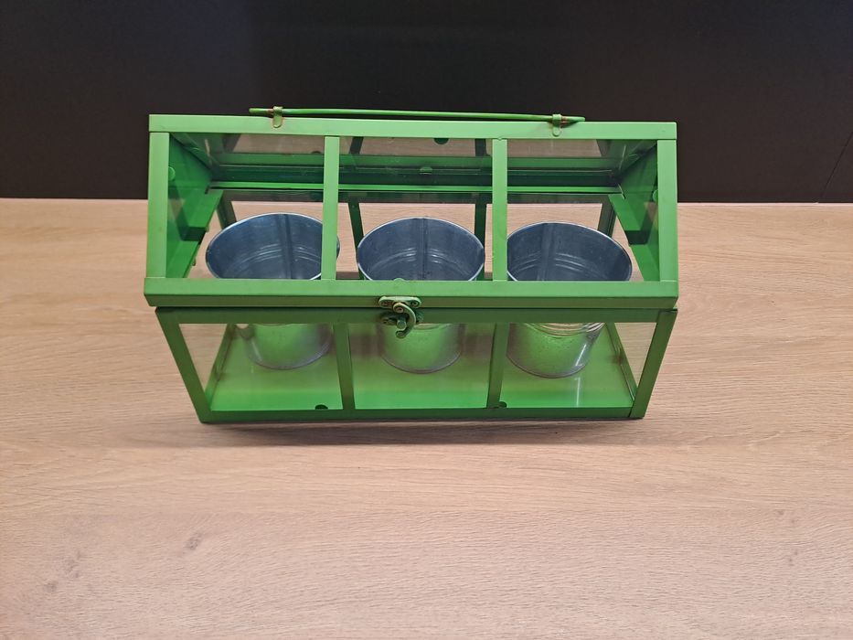 Miniszklarnia + trzy metalowe doniczki