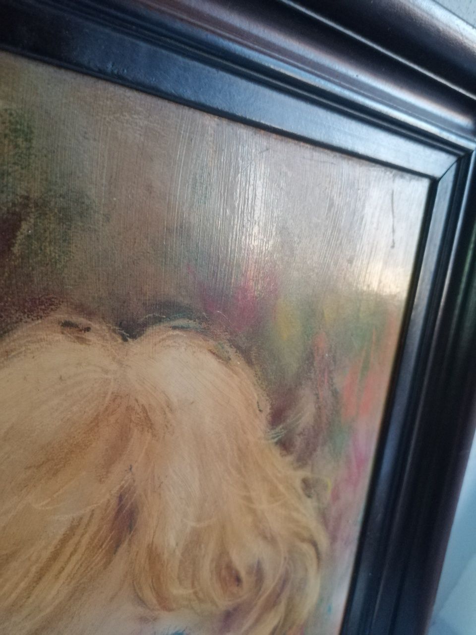 Stary obrazek w ozdobnej ramce drewnianej-płacząca dziewczynka