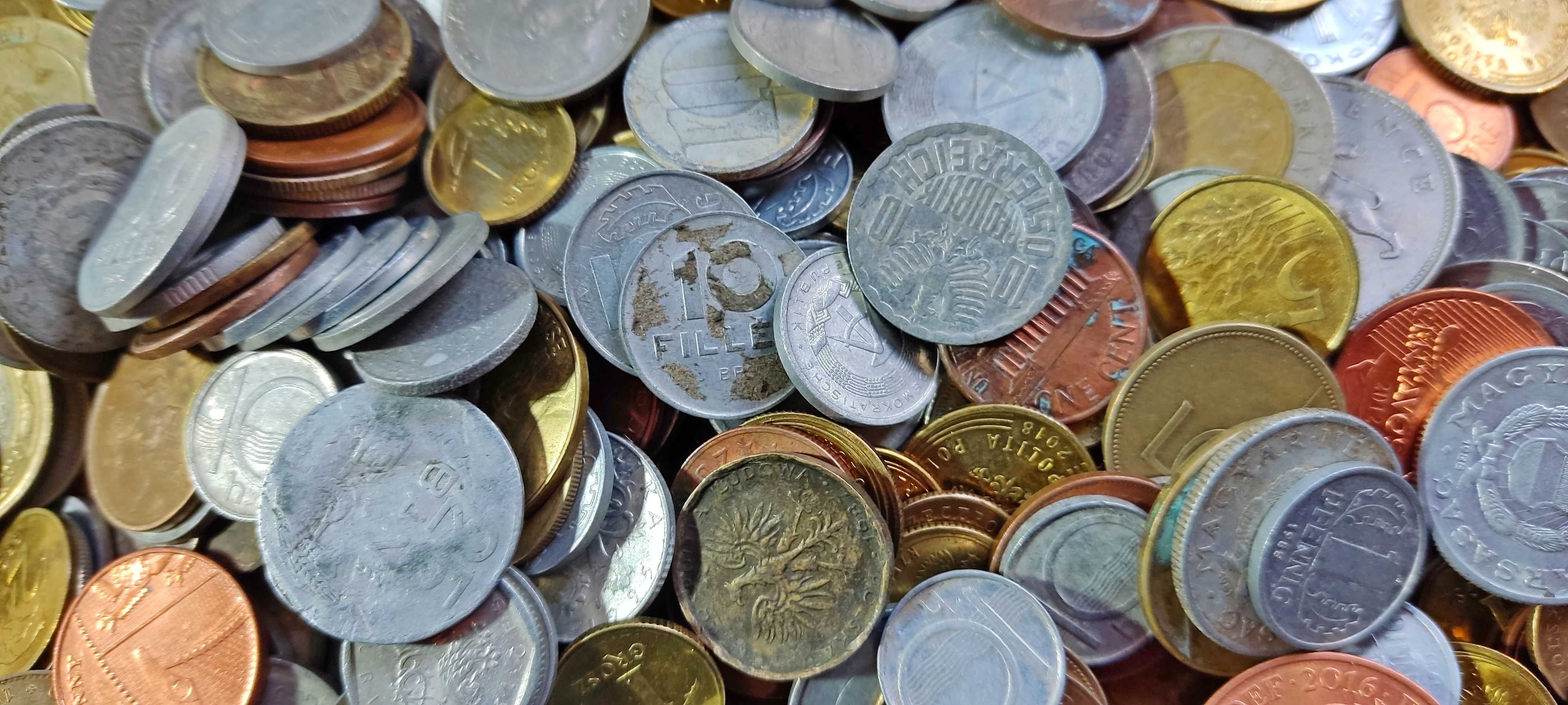 Широкий вибір іноземних монет.