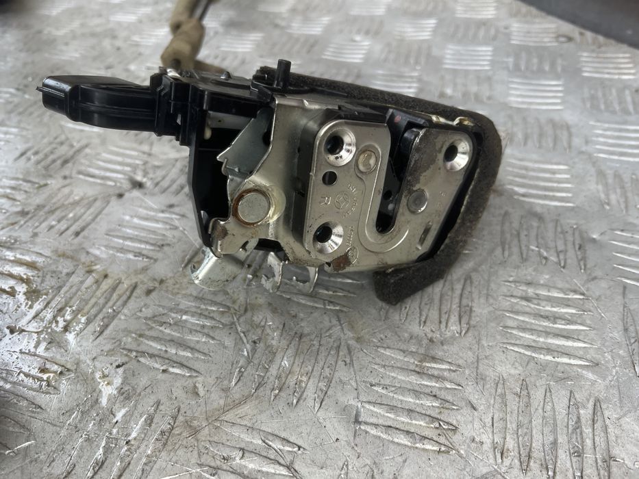 Замок задней двери лев прав Ниссан рог nissan rogue xtrail t32 год 15