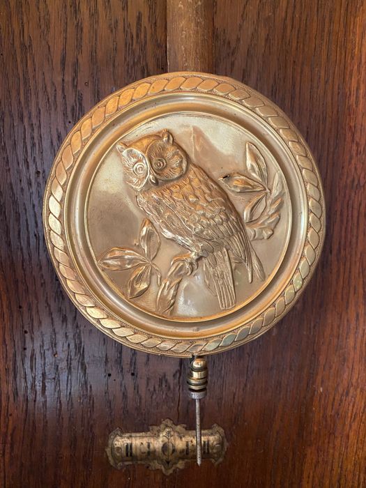 Drewniany zegar ścienny nakręcany z motywem sowy