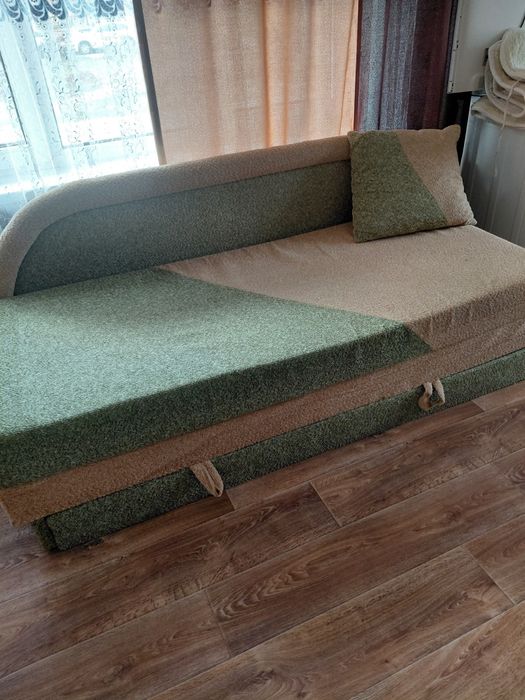 Розкладний диван.