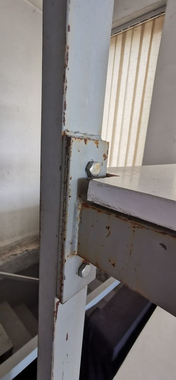 3 Estantes com 4 perteleiras cada, estrutura em ferro.