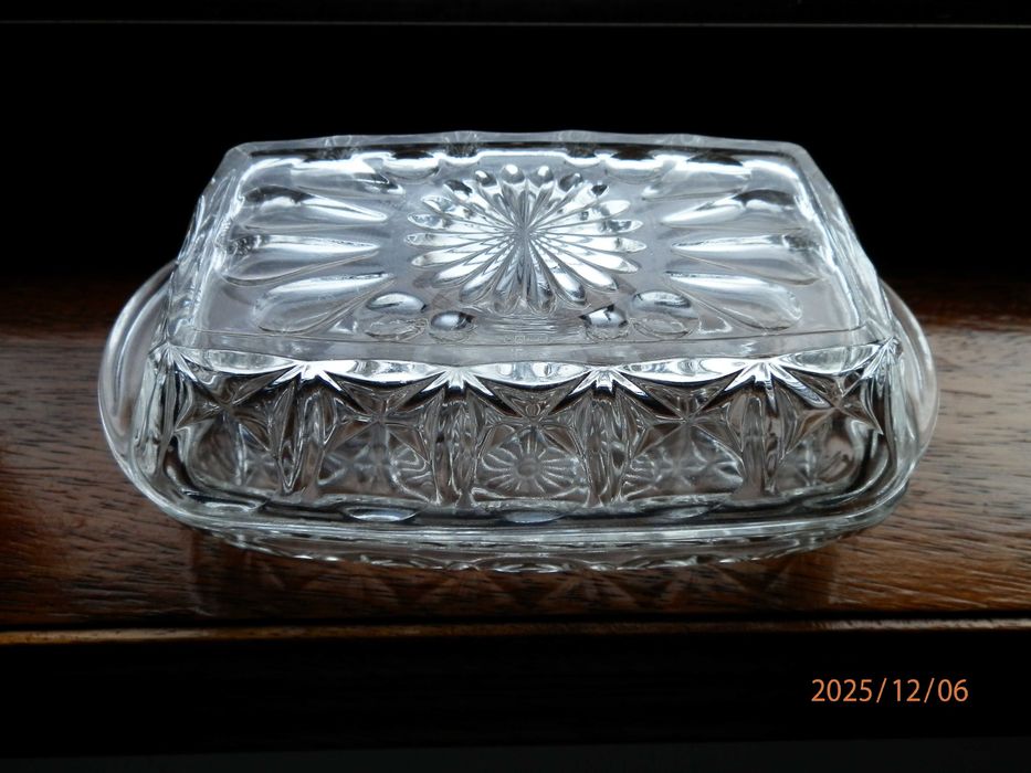 Manteigueira antiga de Vidro moldado e lapidado