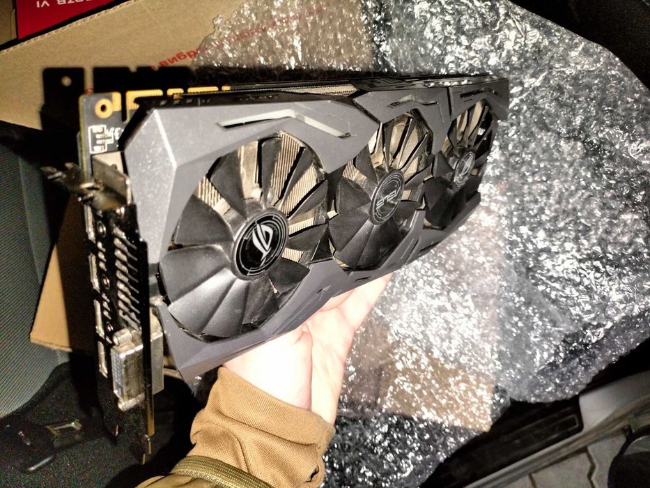 ASUS ROG STRIX 1080TI идеальное состояние