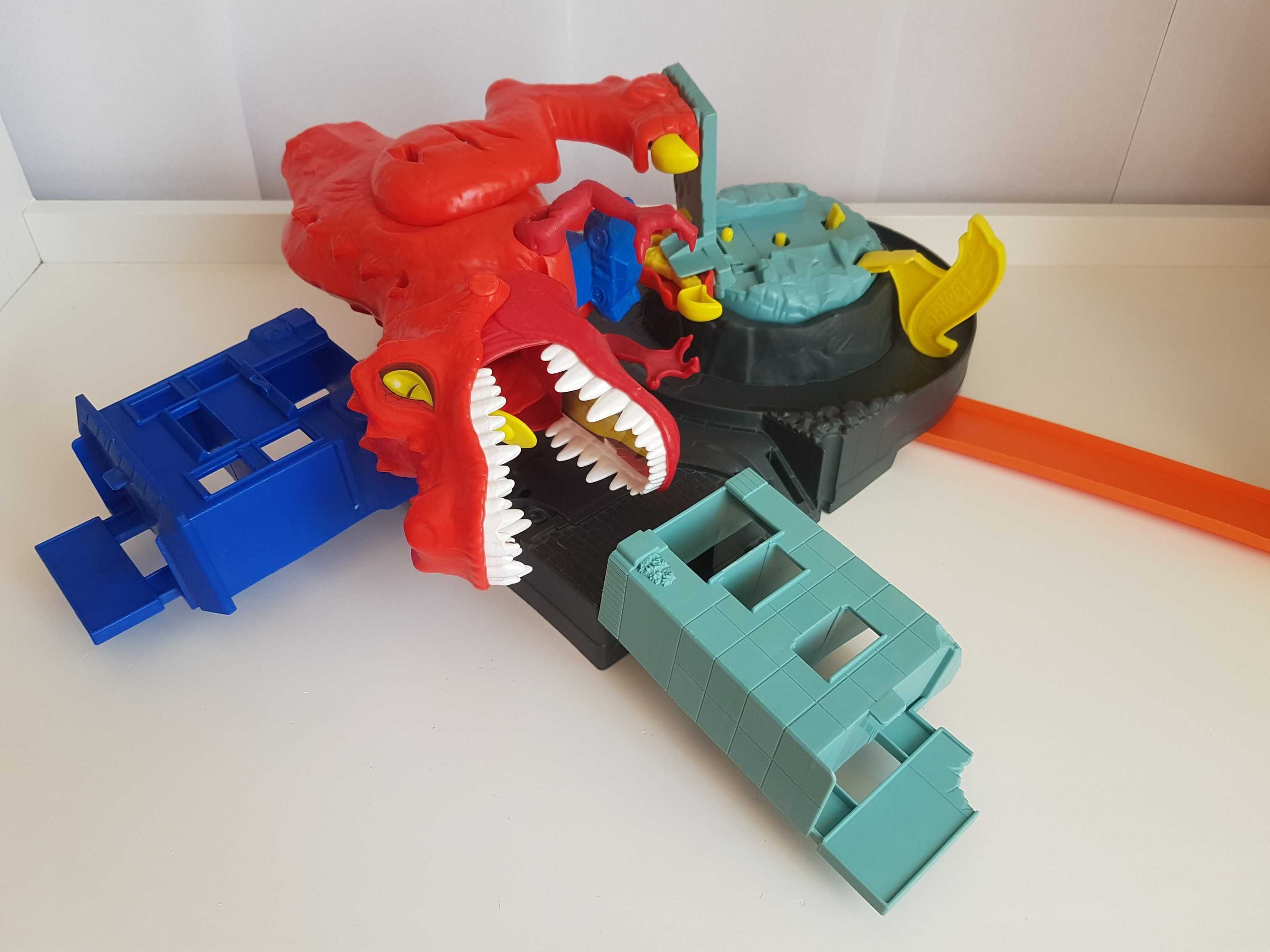 Hot wheels atak t-rexa