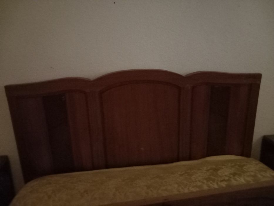 Cama de casal muito antiga em bom esta