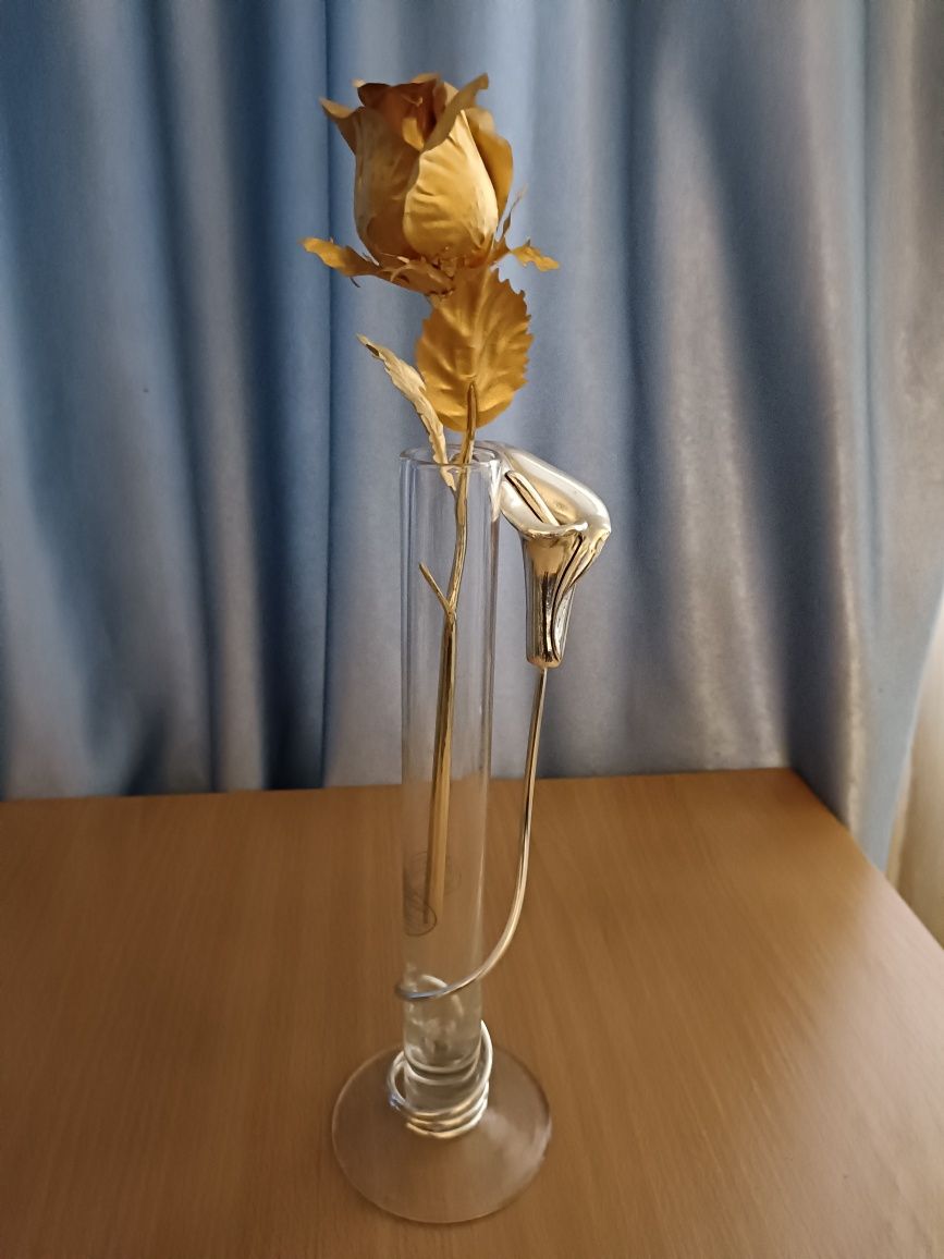 Позолочена троянда у вазі