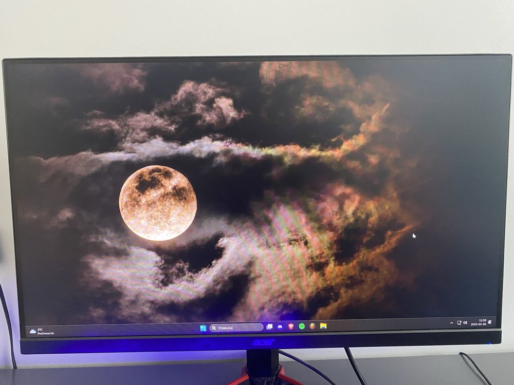 Komputer stacjonarny z monitorem i calym set-upem.