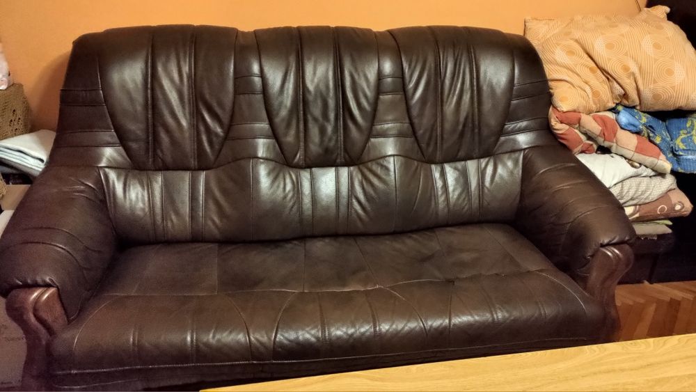 Skórzany zestaw wypoczynkowy: kanapa rozkładana + 2 fotele + 2 pufy, l