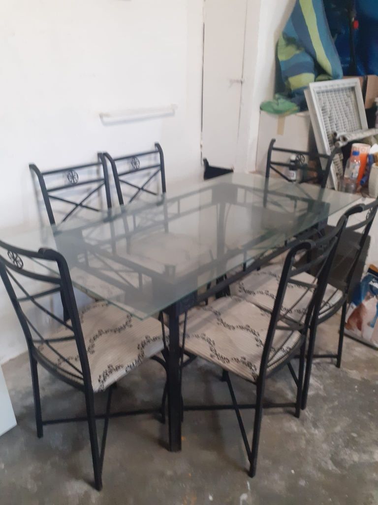 Mesa de jantar de vidro e ferro