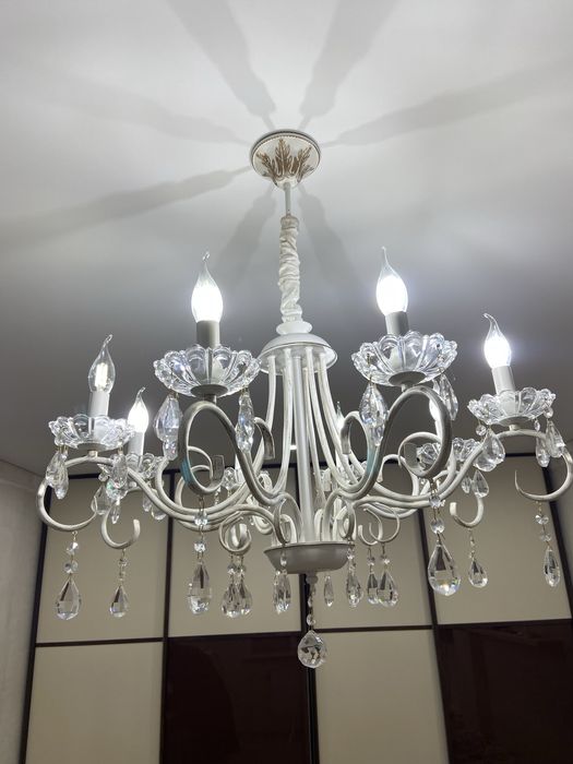 Кришталева люстра на 8 ламп