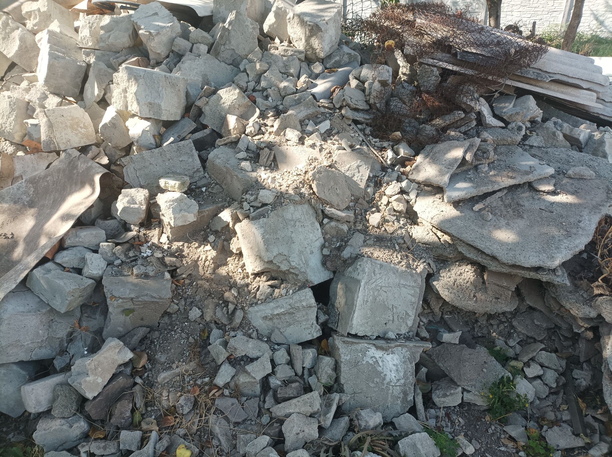 БУЧА.Віддам безкоштовно будівельне сміття