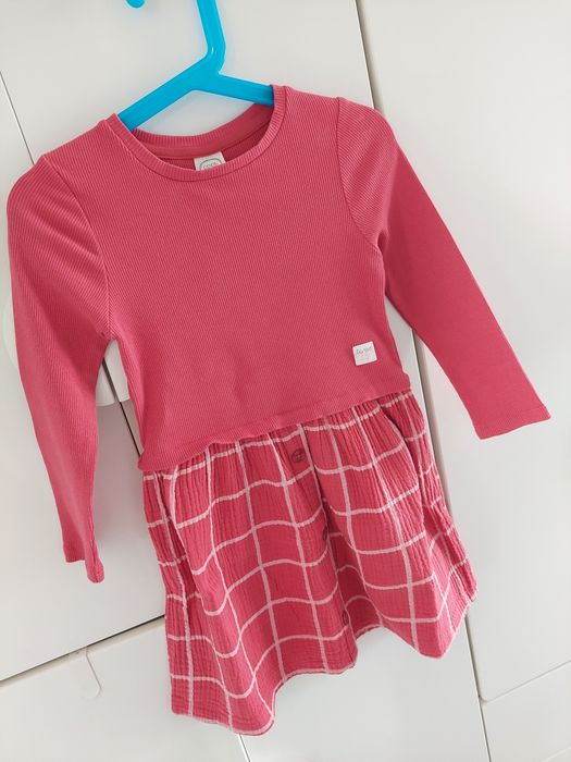 Czerwona sukienka dziewczęca 110