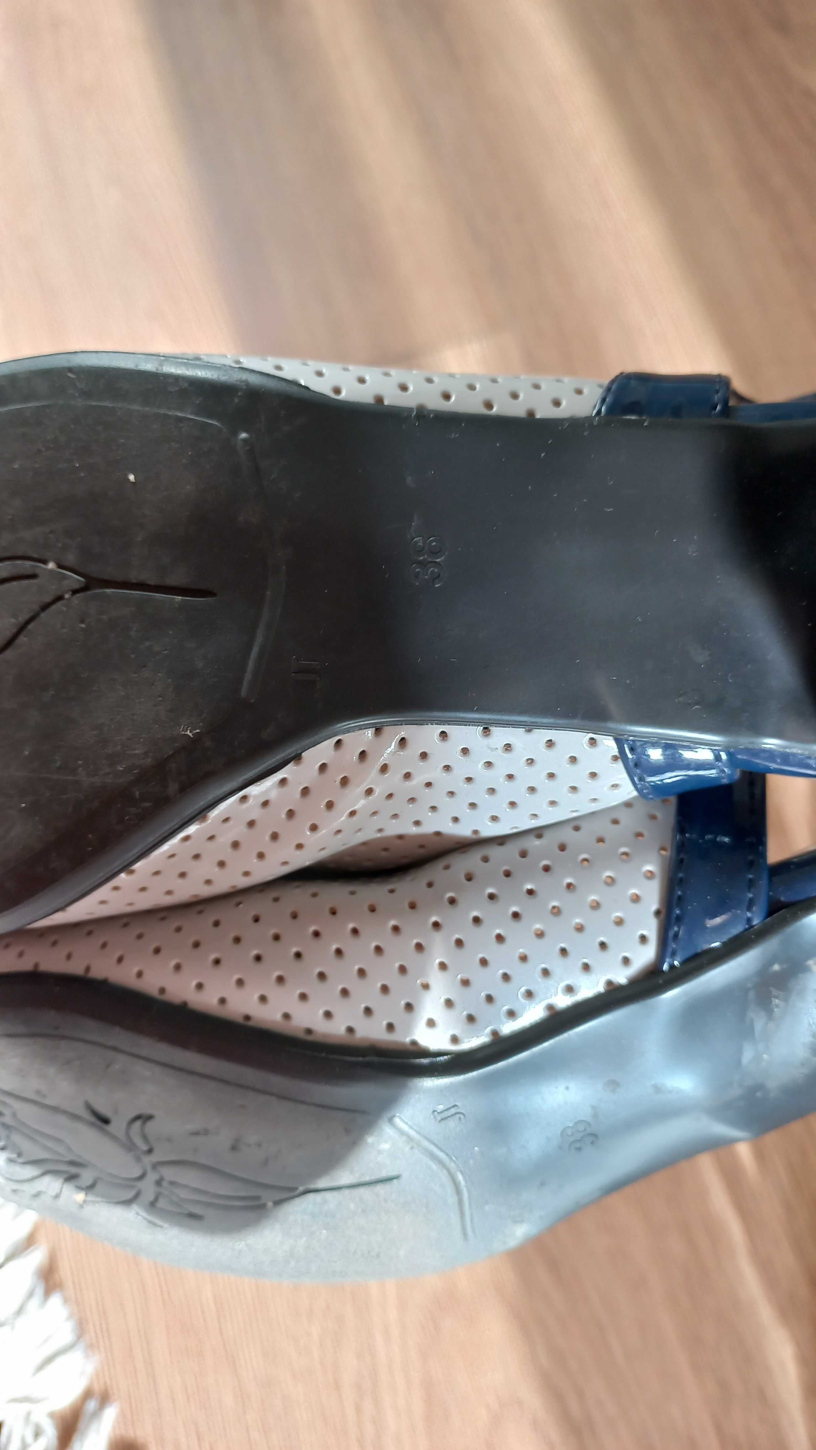 Buty damskie ze skóry sandałki r.38 słupek  baleriny
