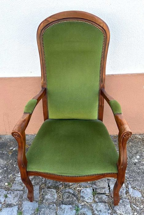 Cadeirões antigos em bom estado geral