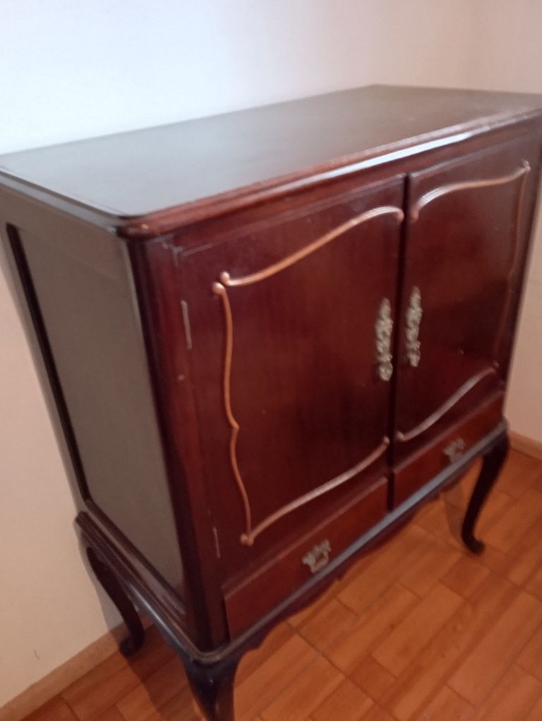 Velharias e antiguidades (decoração pratos jarras)