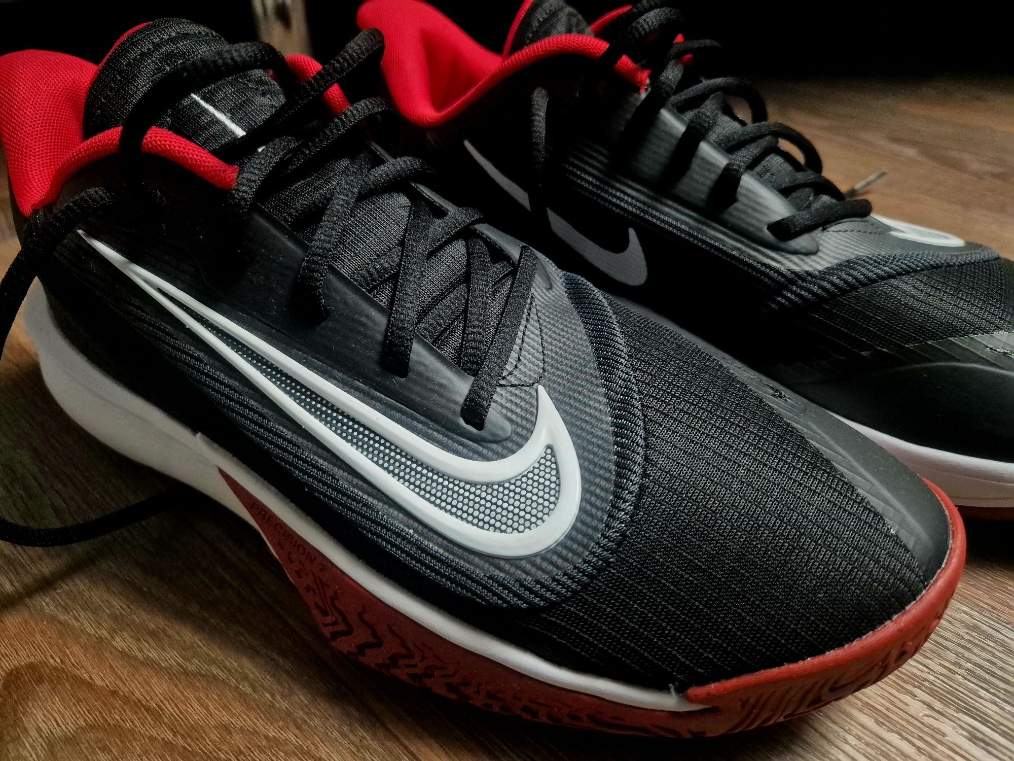 Nike buty koszykówka rozm.  42,5 nowe
Buty do koszykó