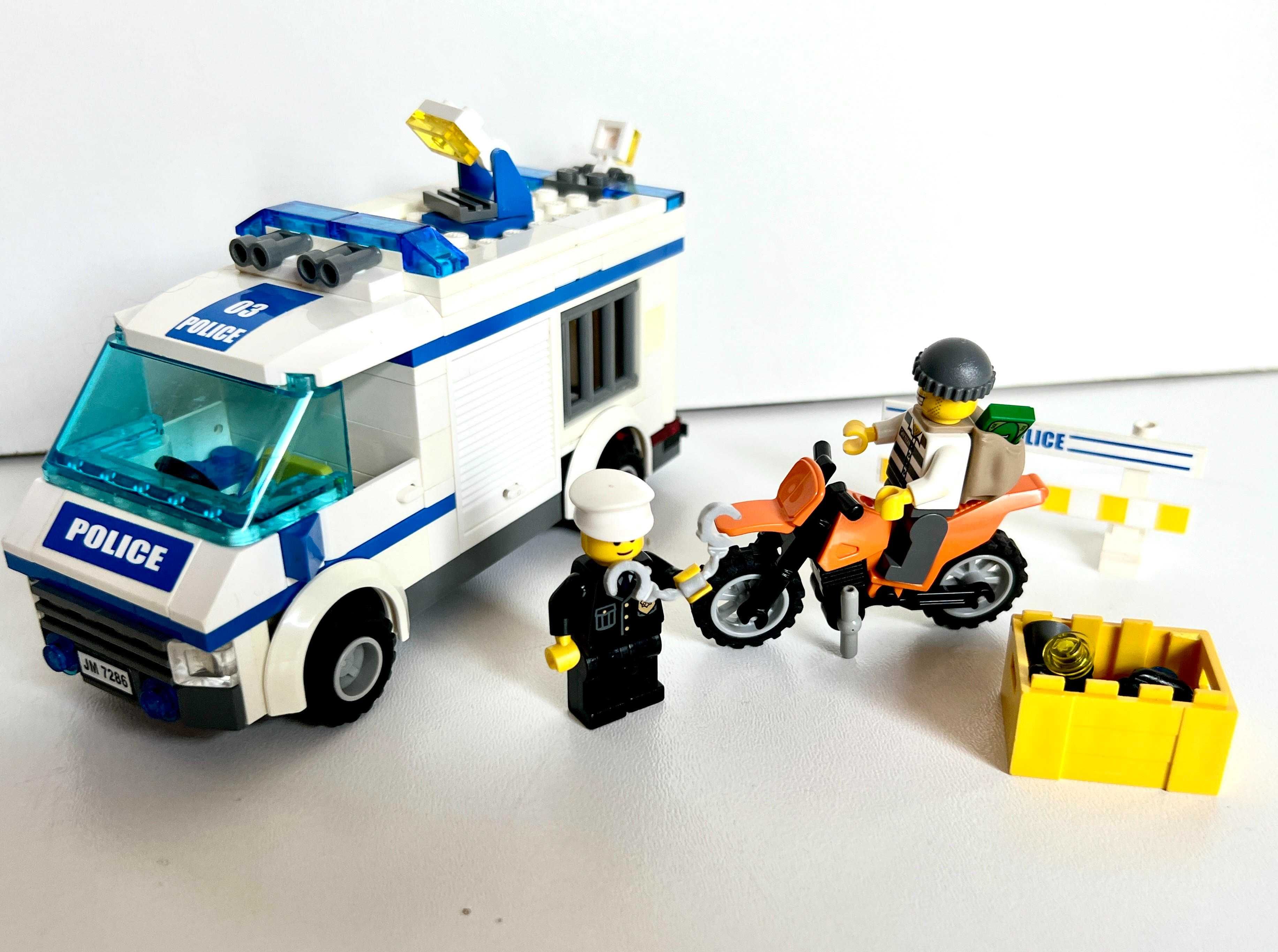 Lego City 7286 Transport więźniów, Konwój
