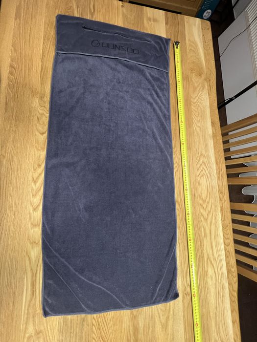 Granatowy pokrowiec ma krzeslo do samochodu