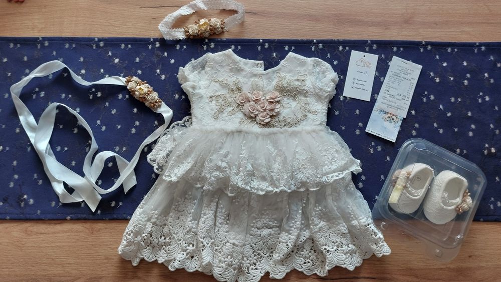 Sukienka na chrzest marki Petite Lilly, rozmiar 68,  akcesoria