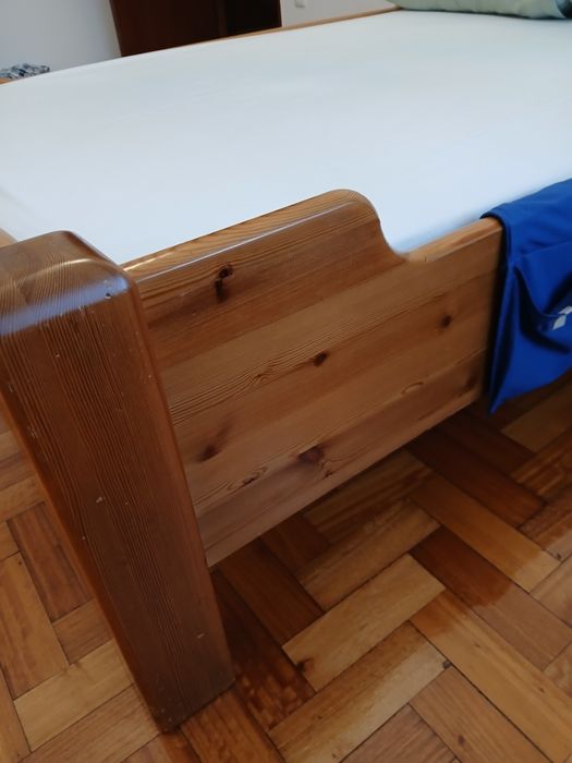 Cama de casal em madeira 140cm X 200cm