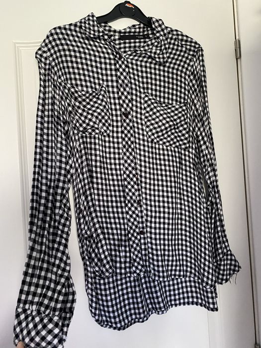 Várias camisas de vários tamanhos