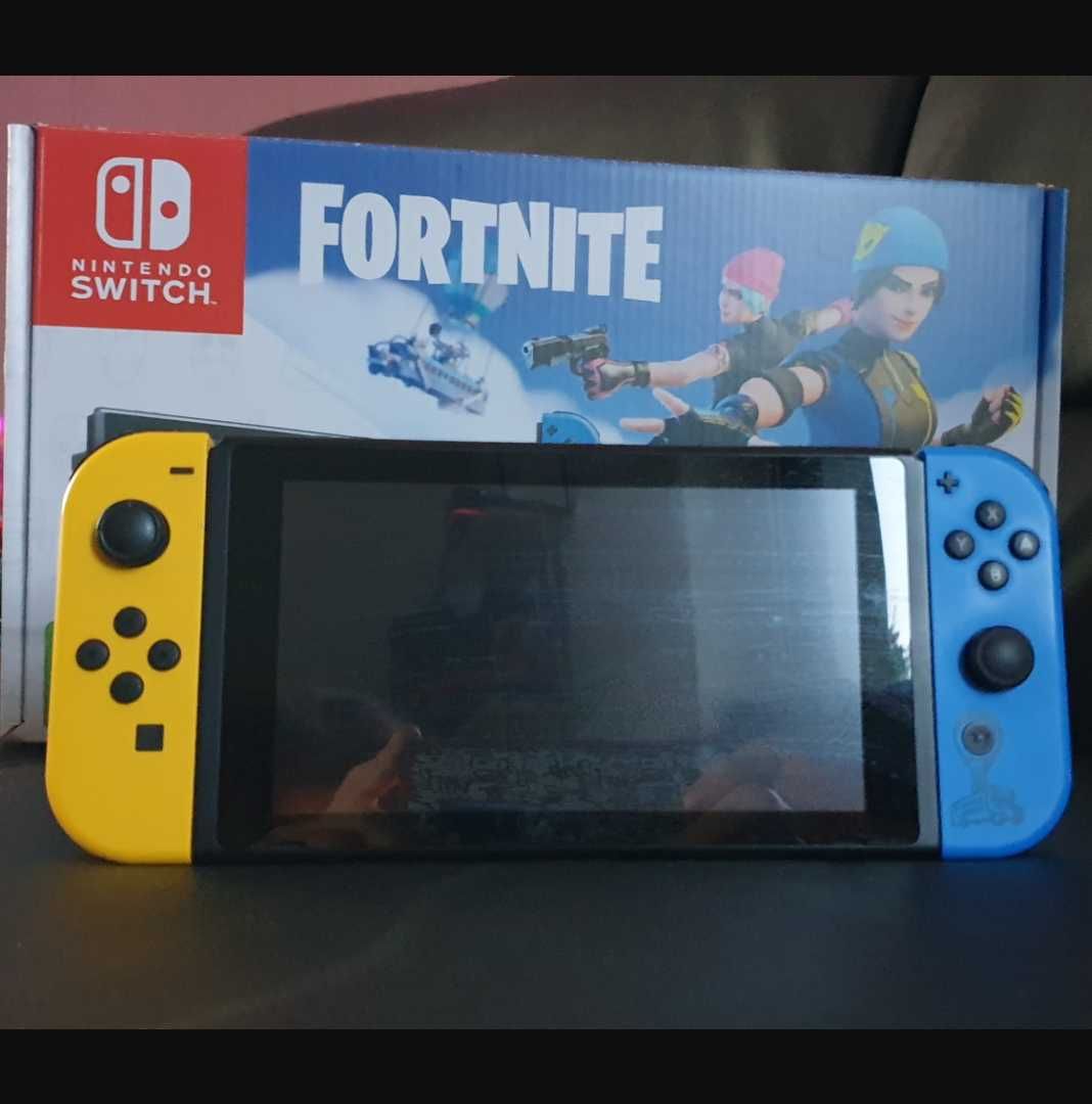 Nintendo Switch v2  Fortnite edition +2 gry, pokrowiec, pro pad