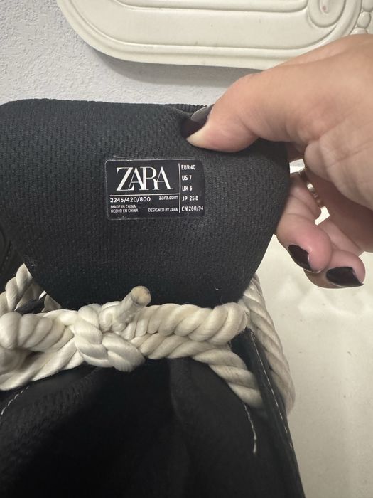 Продам кроссы ZARA