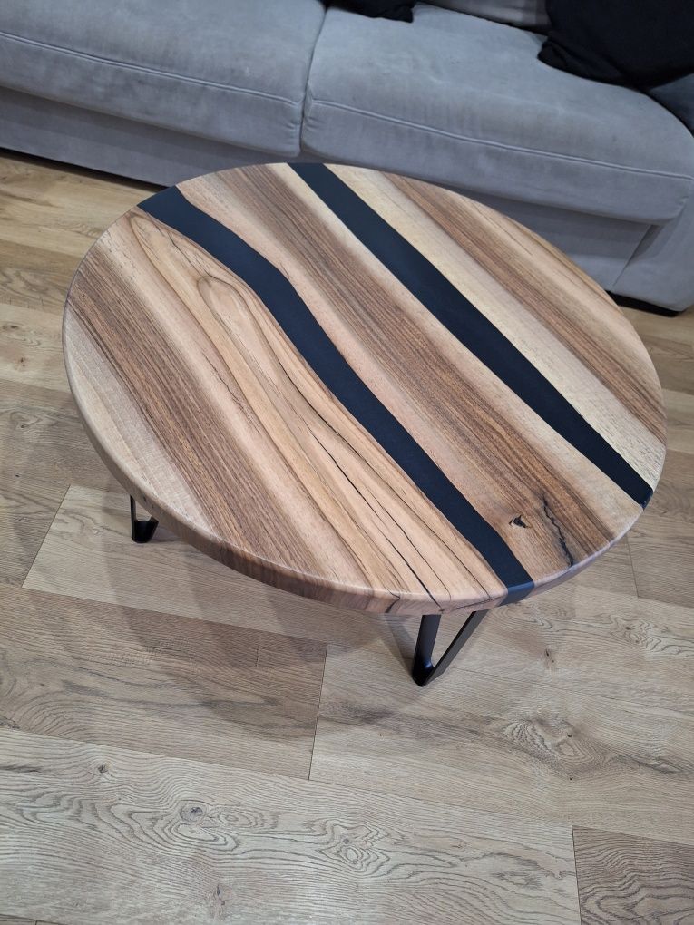 Stolik kawowy orzech wloski z żywicą 70cm