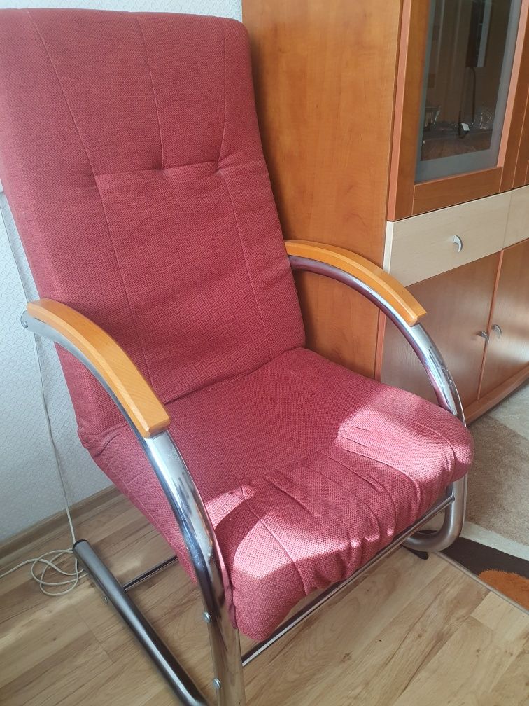 Wygodny fotel bordowy