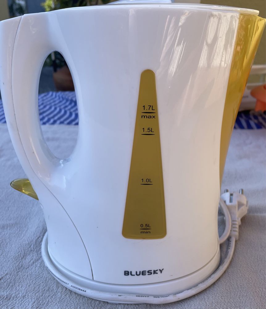 Chaleira, marca Bluesky, de cor branca, com capacidade 1,7l.