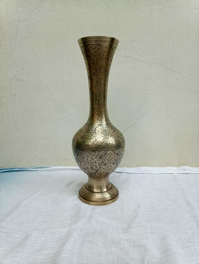 Стариная восточная индийская латунная ваза с ручной гравировкой