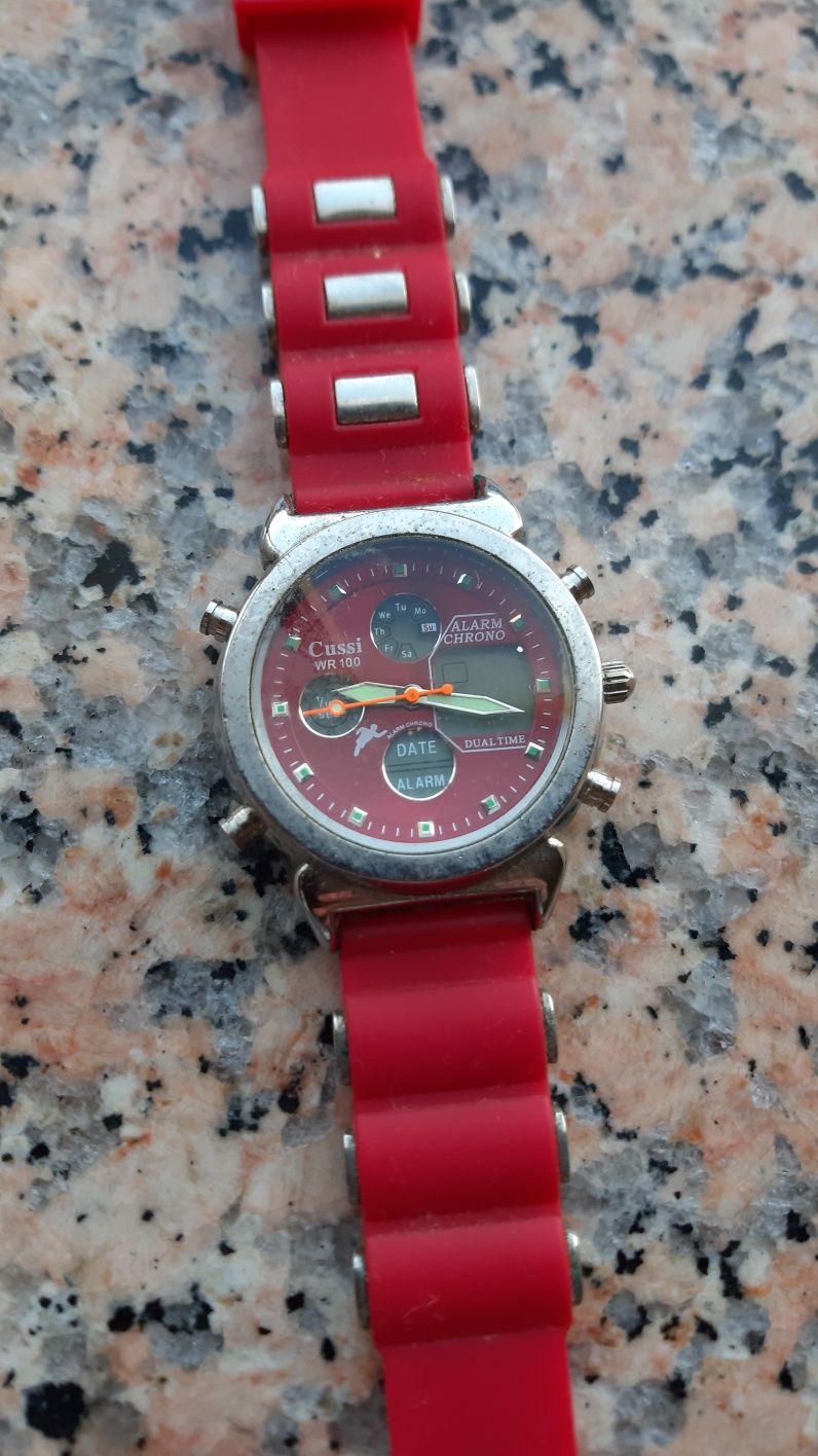 Quatro relógios em bom estado